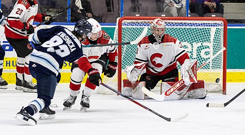 Cougars waltz into Penticton and steal game 1 from Vees